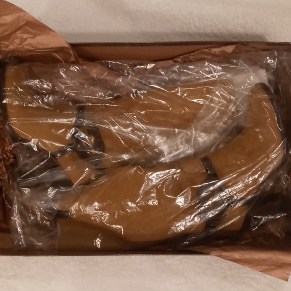 Women Gucci brown camel suede boots